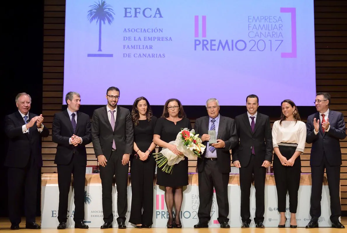 Alfredo Hernández recogió el premio de manos del presidente Clavijo, en un acto patrocinado por Cajasiete