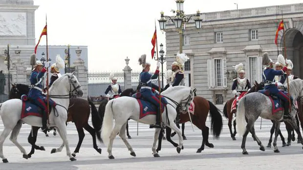 Relevo de la Guardia Real en el Palacio Real de Madrid