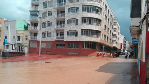 La lluvia llena la Playa de Las Canteras de aguas fecales