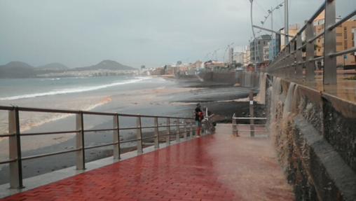 La lluvia llena la Playa de Las Canteras de aguas fecales