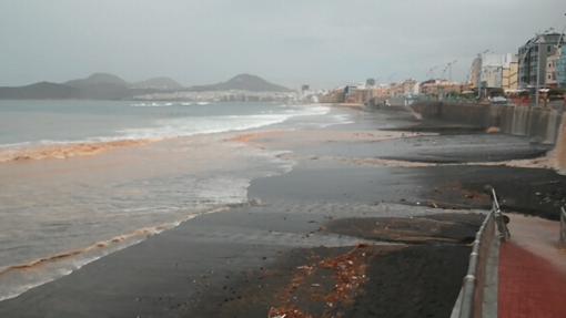 La lluvia llena la Playa de Las Canteras de aguas fecales