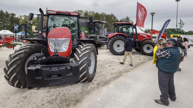 Un agricultor contempla una de las máquinas expuestas en la feria