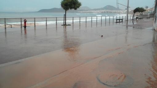 La lluvia llena la Playa de Las Canteras de aguas fecales