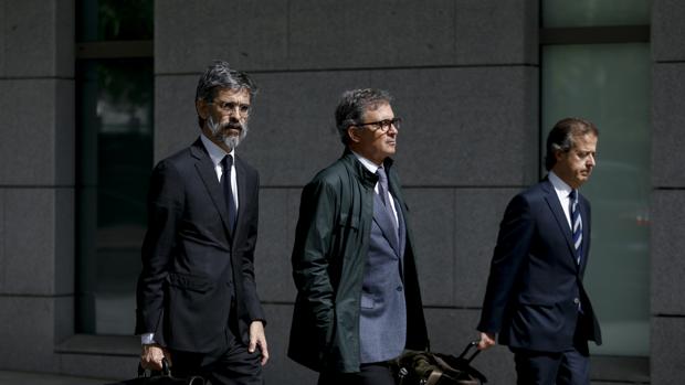 Jordi Pujol Ferrusola, en el centro, acompañado por sus abogados el día que entro en prisión