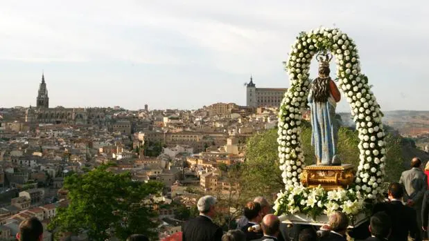 La talla de la Virgen del Valle en procesión, con Toledo al fondo