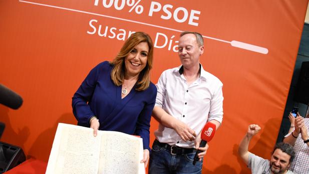 Susana Díaz enseña el facsímil del acta de matrimonio de los padres de Pablo Iglesias, en Orense