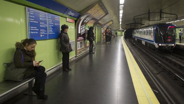 Usuarios de la línea 5 de Metro en la estación de Ópera