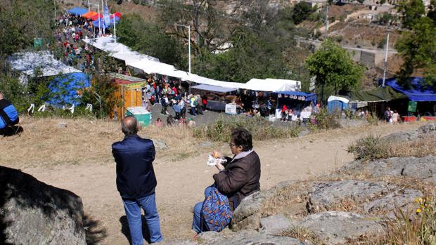 Dos personas se comen un bocadillo mientras divisan la ciudad desde el Valle