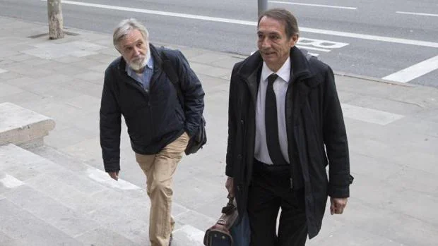 Fontdevila, a la izquierda, junto a su abogado, esta mañana ante la Audiencia de Barcelona