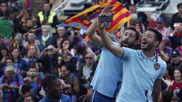 Dos protagonistas del acenso se hacen un selfie entre aficionados