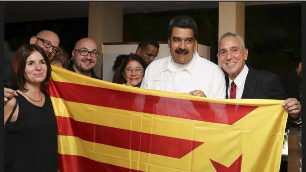 Maduro y su esposa (a su derecha), posando con miembros de la delegación catalana