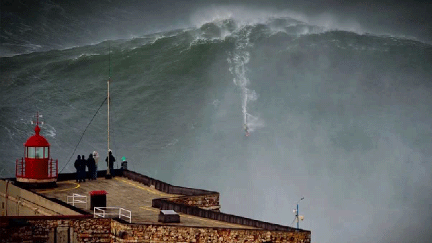 El matrimonio arrastrado por una ola en Nazaré era natural de Burgos