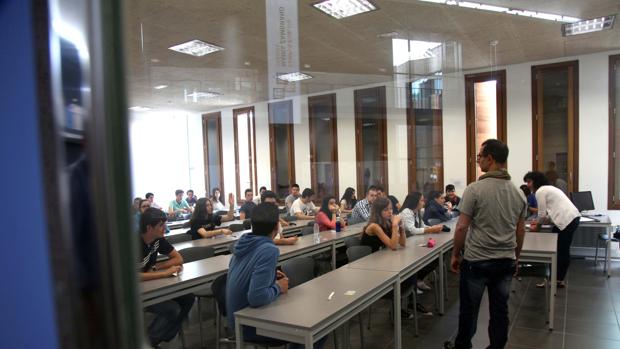 Alumnos de Castilla y León, durante un examen de selectividad, en una imagen de archivo