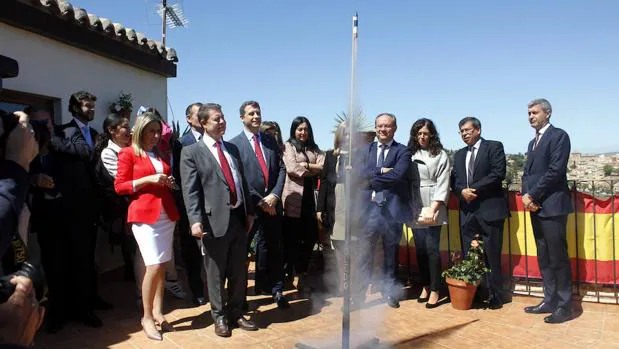 El presidente de Castilla-La Mancha y otras autoridades políticas presencian el lanzamiento de un cohete en Toledo