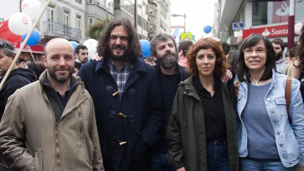 Luís Villares (i), en Vigo, junto a cargos de En Marea, como Antón Sánchez (i) o Alexandra Fernández (2d).