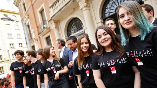 Los protagonistas del filme junto a Javier Moliner, presidente de la Diputación de Castellón