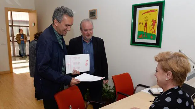 Los socialistas Javier Izquierdo y José Francisco Martín registran la petición de comparecencia de Herrera en las Cortes