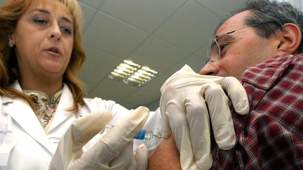 Enfermera vacunando