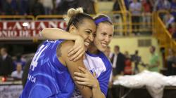 Las jugadoras del Perfumerías Avenida Erika de Souza (i) y Gabriela Marginean celebran el Campeonato de Liga de baloncesto femenino tras derrotar al Spar Girona