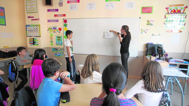 Una docente imparte clase en un centro educativo