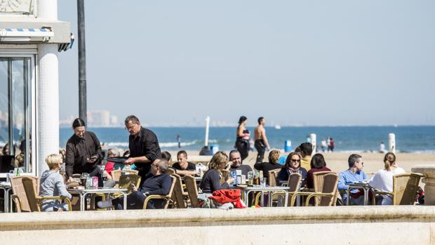 Imagen de una terraza en la playa de la Malvarrosa de Valencia