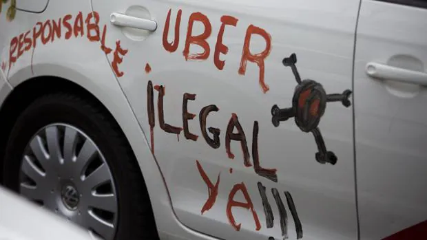 Un taxista luce una pintada contra Uber durante una protesta
