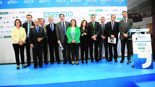 Madruga junto a la consejera de Fomento, la periodista y directora de Encastillalmancha, Mar G. Illán, el alcalde de Talavera, el delegado del Gobierno y el presidente de Cecam, entre otros