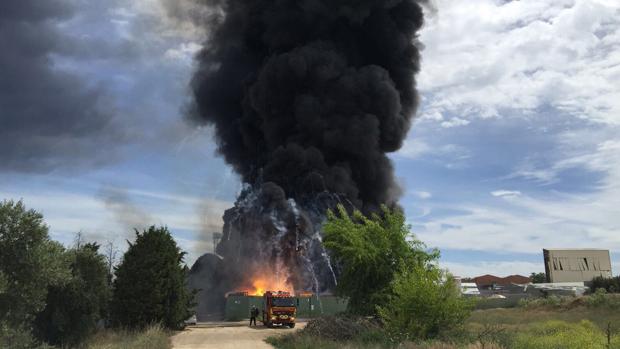 Imagen del incendio de Arganda en el que ha habido heridos, pero que ya está controlado