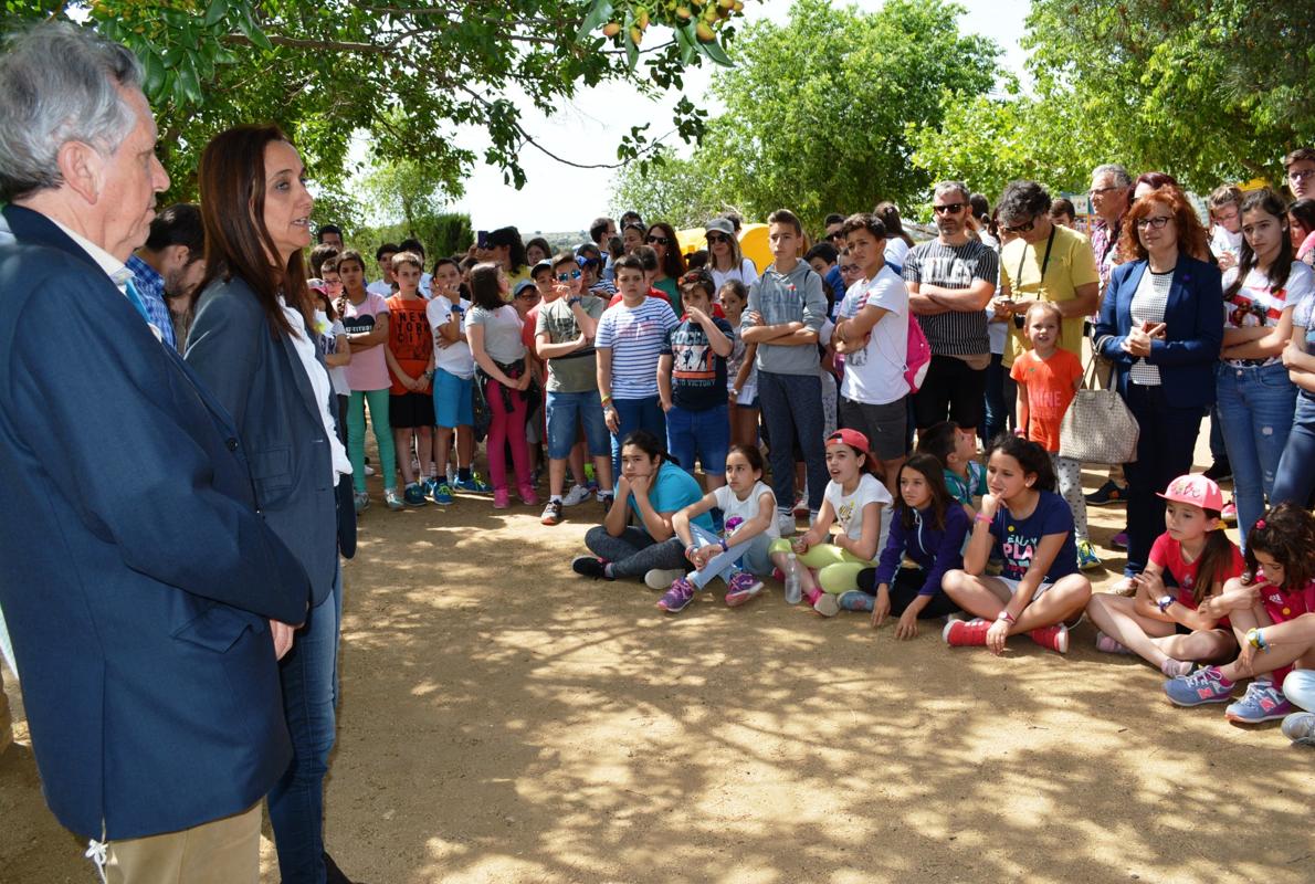 La diputada Flora Bellón se dirige a los asistentes