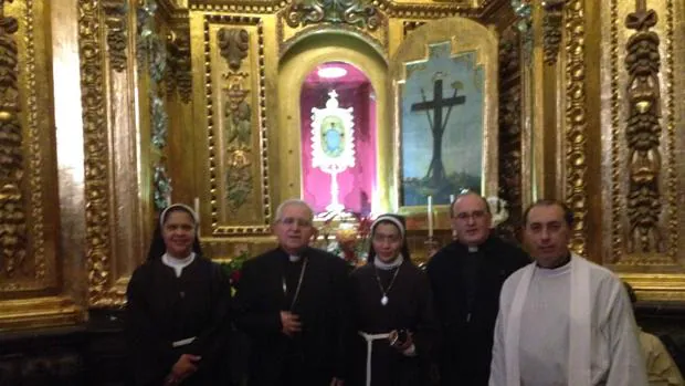 Los responsables del monasterio de Santa Faz, el domingo tras descubrir el actovandálico