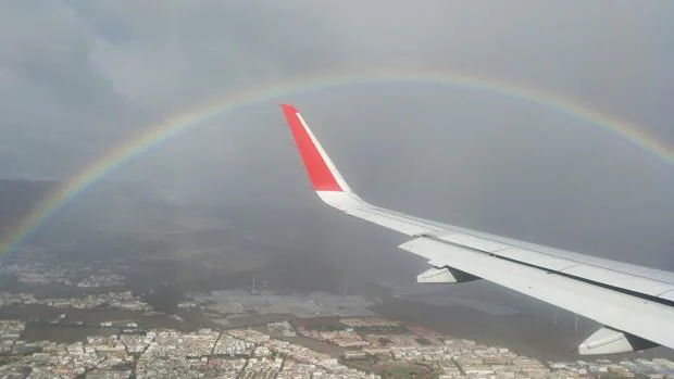 Un avión aterrizando en Canarias