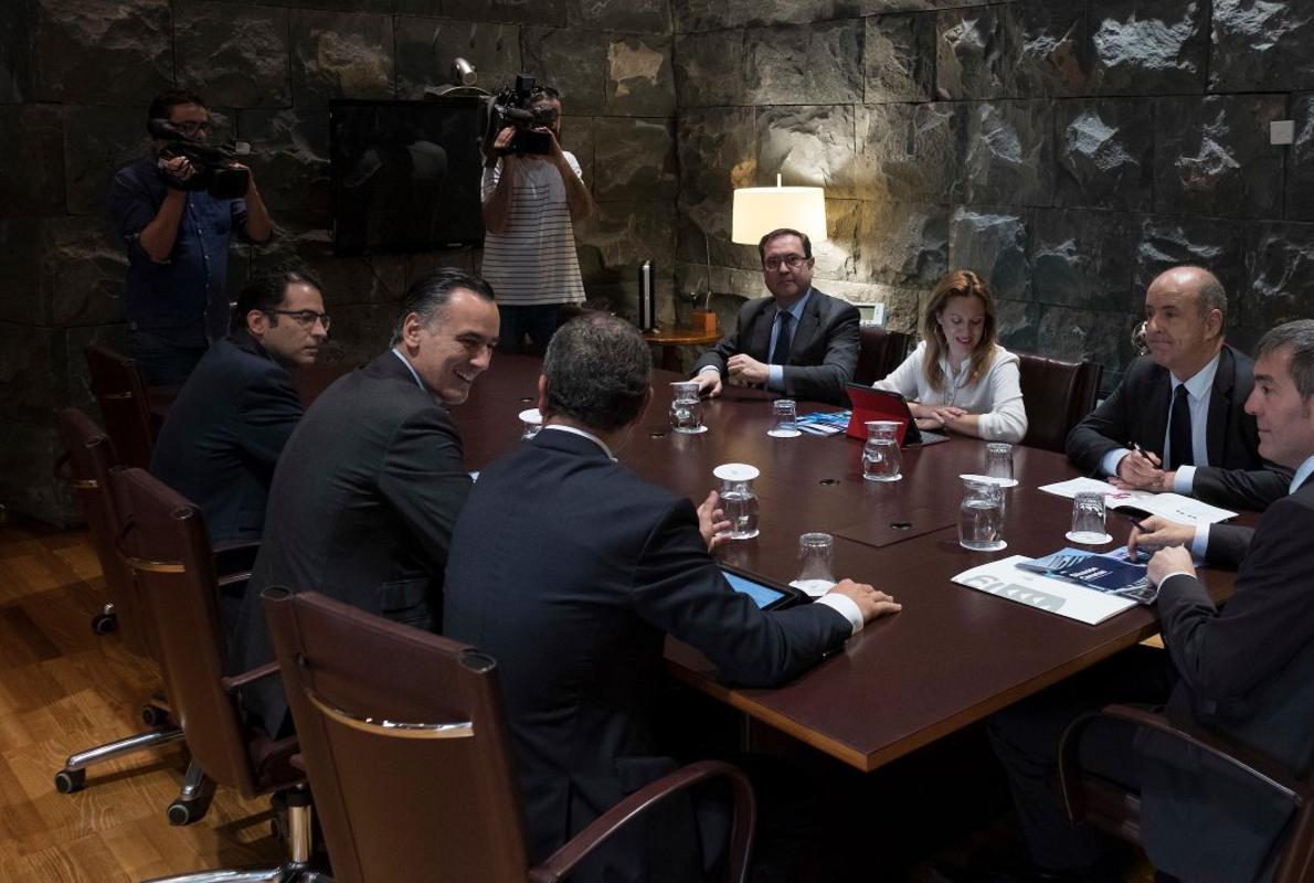 El presidente canario, Fernando Clavijo, con técnicos de BBVA, este martes, en Tenerife