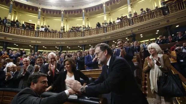 Aitor Esteban se saluda con Mariano Rajoy en el Congreso de los Diputados