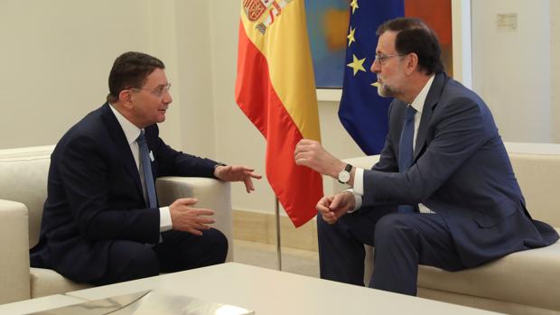 Rajoy y el secretario general de la Organización Mundial de Turismo (OMT), Taleb Rifai, en La Moncloa