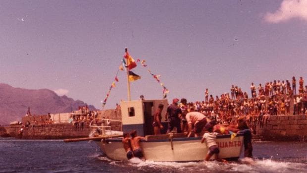 Botadura del barco de El Inglés en 1977 en Las Nieves, en Agaete