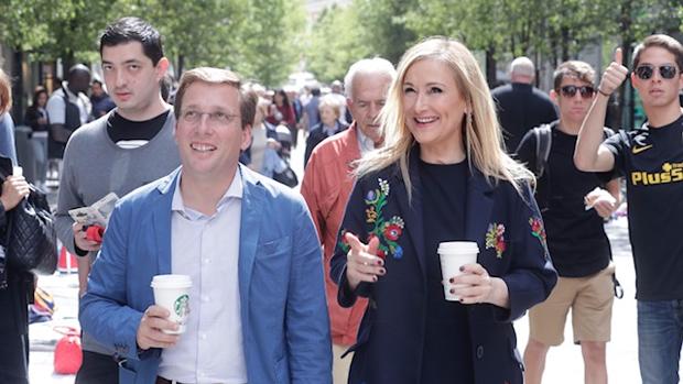 Cristina Cifuentes pasea con José Luis Martínez-Almeida por las calles de Madrid