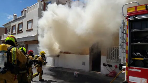 Bomberos trabajan en la extinción del incendio en la casa de Elche