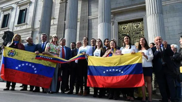 Familiares de presos venezolanos acudieron ayer al Congrso de los Diputados