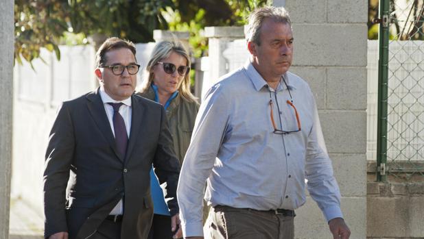 Jaume Matas (derecha), el propietario del restaurante Mas Oller junto a su esposa (detrás) y su abogado (izquierda)