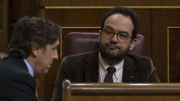 El portavoz socialista en el Congreso, Antonio Hernando, observa al portavoz popular, Rafael Hernando