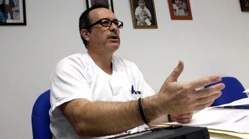 El doctor Eduardo Vargas, en su consulta del Hospital de Parapléjicos