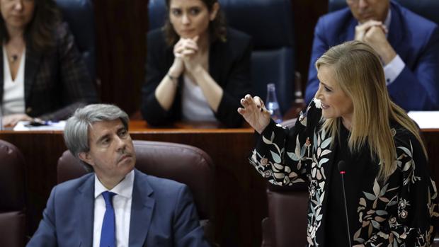 Ángel Garrido observa a Cristina Cifuentes durante una intervención en el pleno de la Asamblea