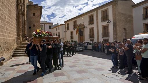 Participantes en el homenaje llevan el féretro a la iglesia