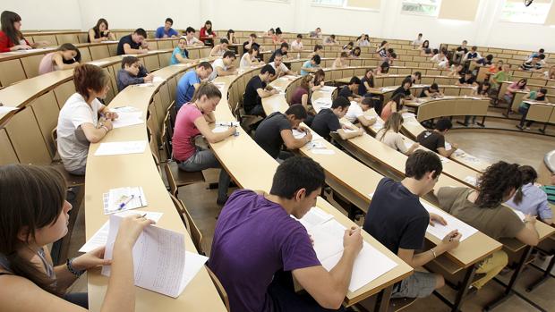 Alumnos en el campus de Ciudad Real durante una de sus clases