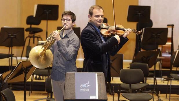 Nicolás Gómez Naval y Florian Vlashi posan para ABC con sus instrumentos