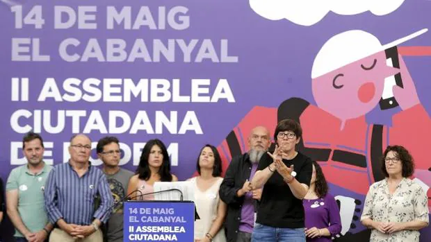 Los tres candidatos a la secretaría general de Podemos en la Comunitat Valenciana, Pilar Lima (dirigiéndose a la asamblea, este domingo en Valencia), Antonio Estañ y Fabiola Meco.