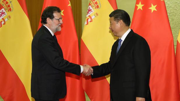 El presidente del Gobierno, Mariano Rajoy, y el presidente de China, Xi Jinping, en el Gran Palacio del Pueblo de Pekín