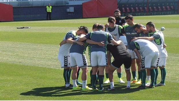 Los jugadores del CD Toledo, en el calentamiento previo al partido contra el Bilbao Athletic de este domingo