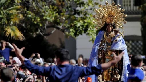 La aglomeración de público se genera con peregrinos de varios municipios