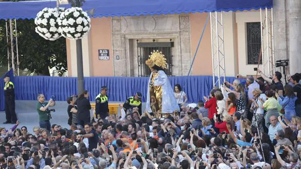 Un momento del traslado de la Mare de Déu dels Desamparats, este domingo en Valencia